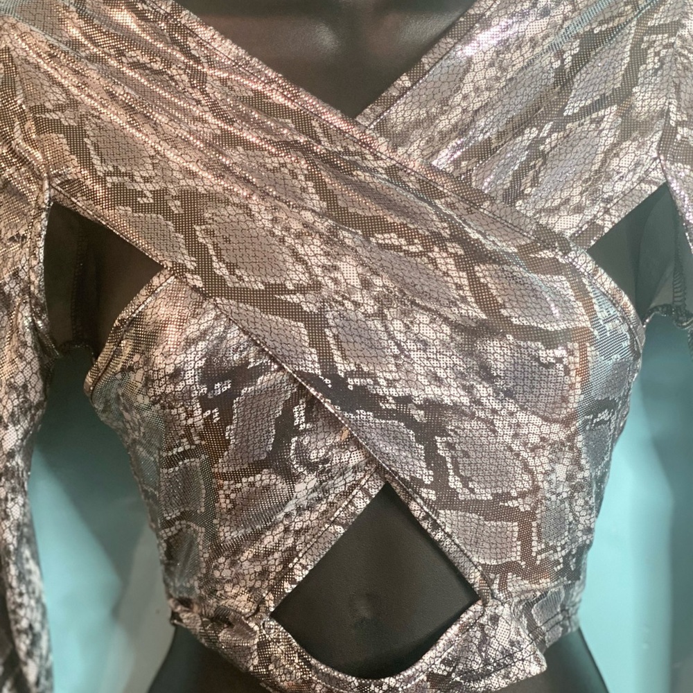 5 for $20 Tops Bundle Metallic criss cross design top - Picture 2 of 4